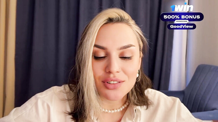 Одетая красивая мачеха вручную дрочит член своего голого пасынка