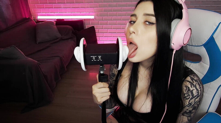 Чарующие звуки нежного минета от красивой АСМР модели с длинными волосами