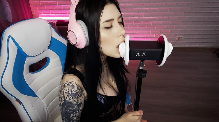 Чарующие звуки нежного минета от красивой АСМР модели с длинными волосами