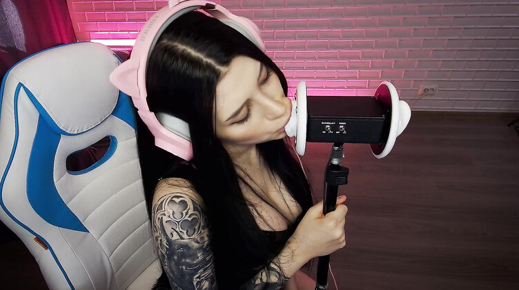 Чарующие звуки нежного минета от красивой АСМР модели с длинными волосами