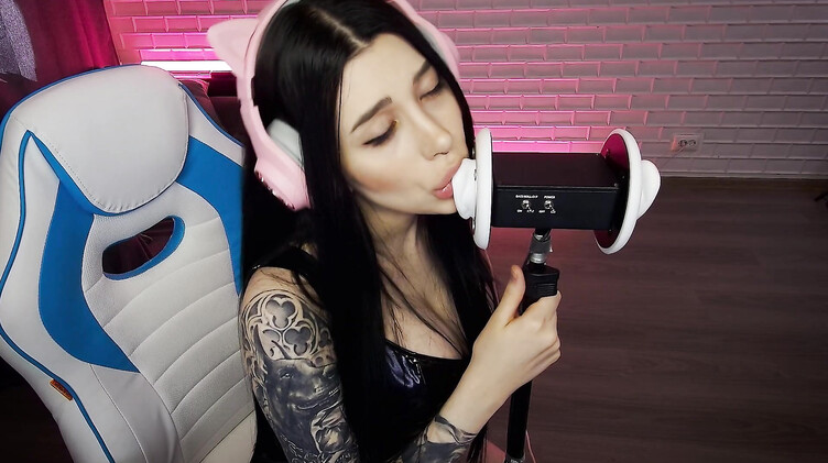 Чарующие звуки нежного минета от красивой АСМР модели с длинными волосами