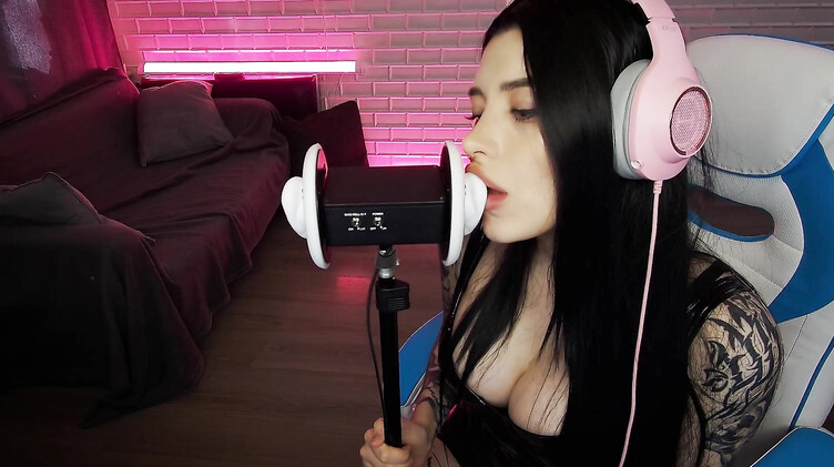 Чарующие звуки нежного минета от красивой АСМР модели с длинными волосами