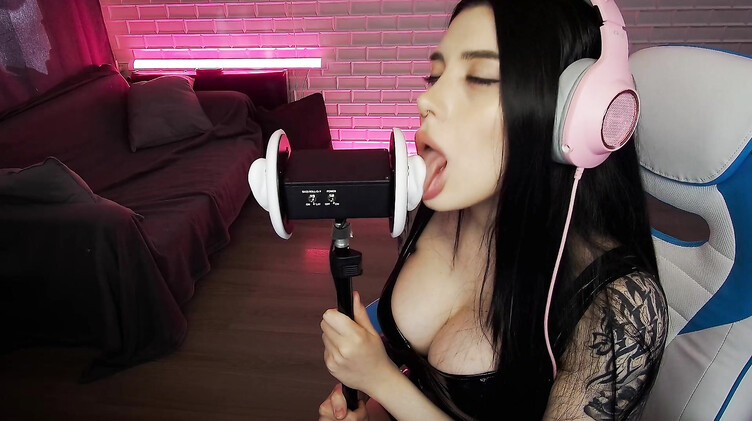 Чарующие звуки нежного минета от красивой АСМР модели с длинными волосами