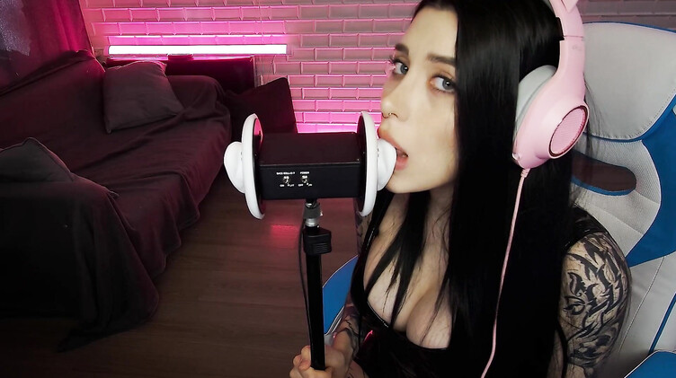 Чарующие звуки нежного минета от красивой АСМР модели с длинными волосами