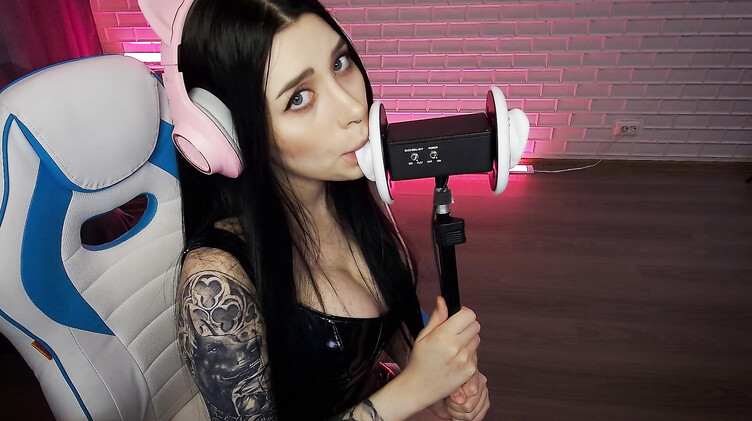 Чарующие звуки нежного минета от красивой АСМР модели с длинными волосами