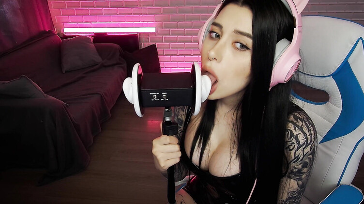 Чарующие звуки нежного минета от красивой АСМР модели с длинными волосами