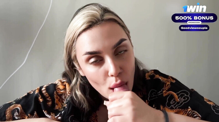 Красивая девушка после расставания с парнем занялась сексом со сводным братом