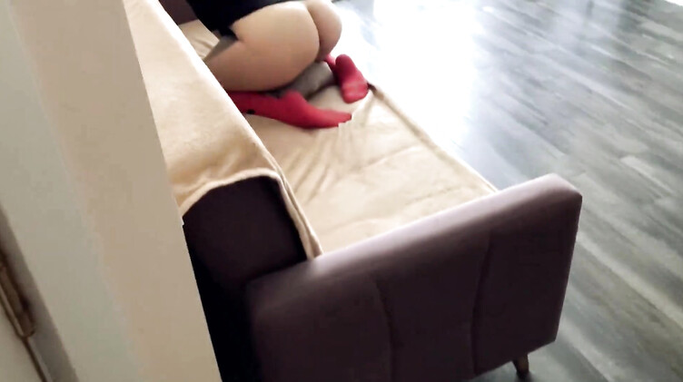 Парень застукал за мастурбацией соседку с красивой попой и выебал на диване