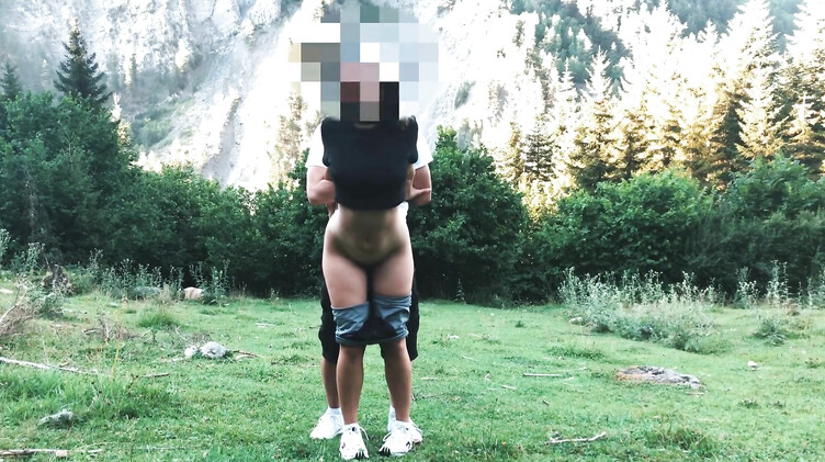 Студентка в лосинах и ее парень занялись любительским сексом на природе