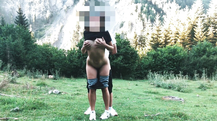 Студентка в лосинах и ее парень занялись любительским сексом на природе