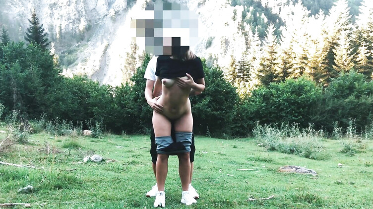 Студентка в лосинах и ее парень занялись любительским сексом на природе