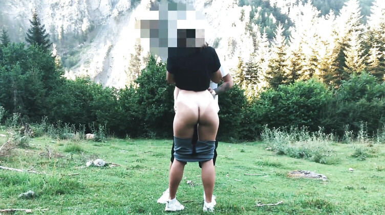 Студентка в лосинах и ее парень занялись любительским сексом на природе