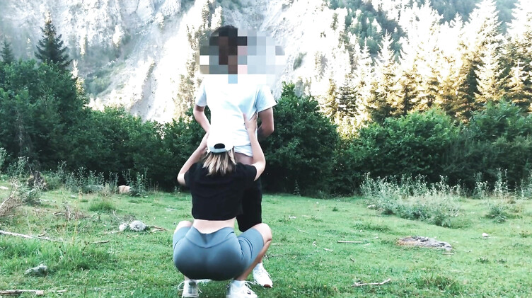 Студентка в лосинах и ее парень занялись любительским сексом на природе