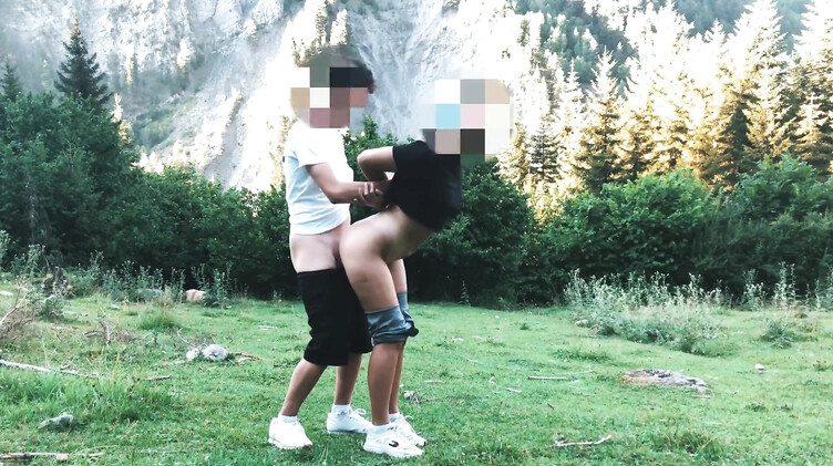 Студентка в лосинах и ее парень занялись любительским сексом на природе