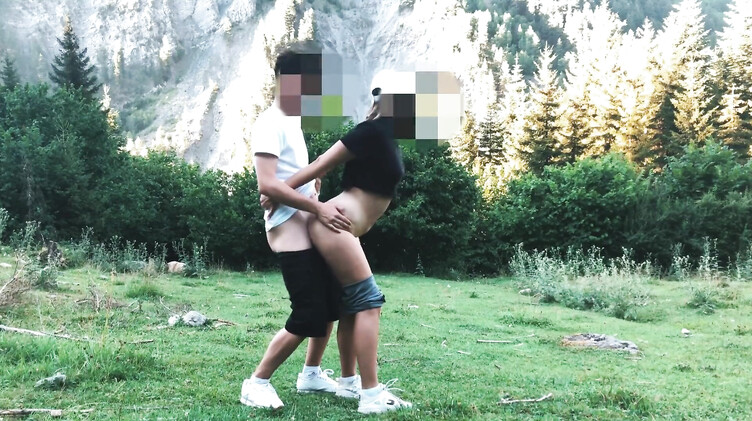 Студентка в лосинах и ее парень занялись любительским сексом на природе