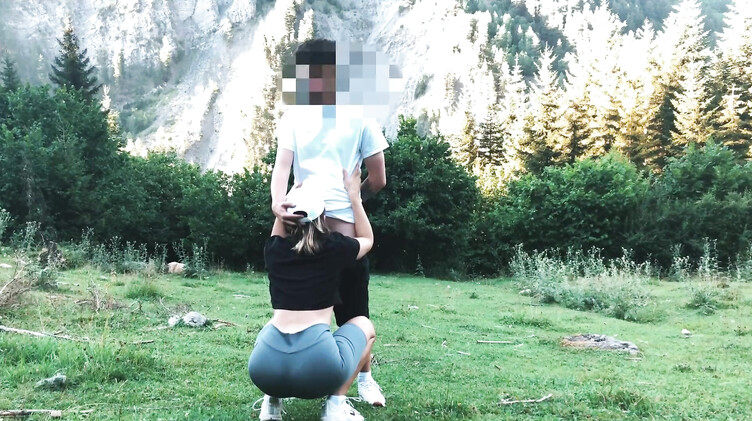 Студентка в лосинах и ее парень занялись любительским сексом на природе