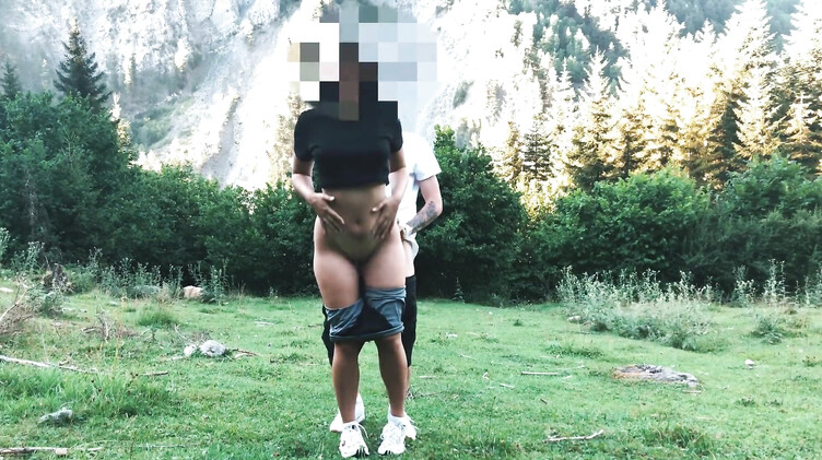 Студентка в лосинах и ее парень занялись любительским сексом на природе