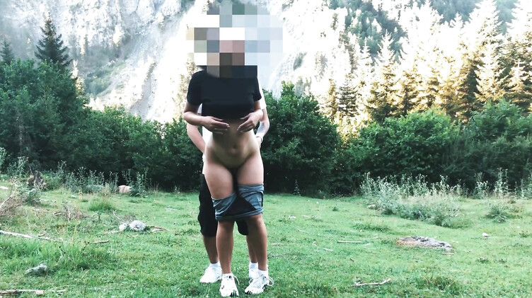 Студентка в лосинах и ее парень занялись любительским сексом на природе