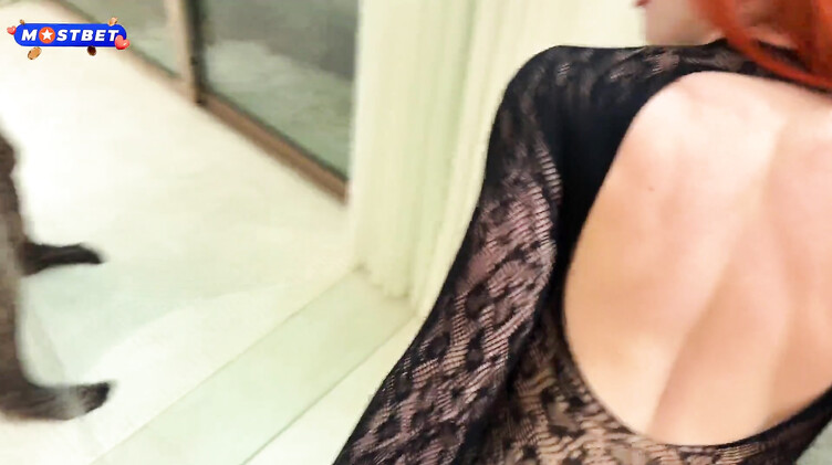 Рыжая бестия в комбинезоне из сеточки ебется перед зеркалами