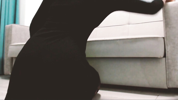 Служанки: Пацан по-быстрому трахнул застрявшую в диване служанку