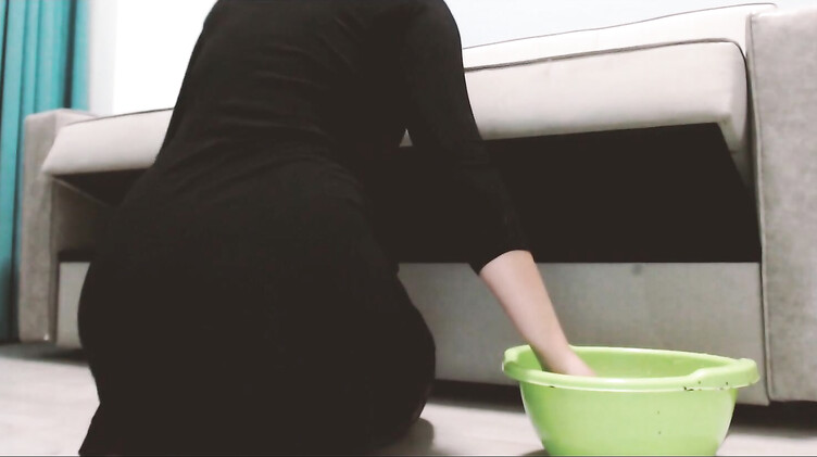 Пацан по-быстрому трахнул застрявшую в диване служанку