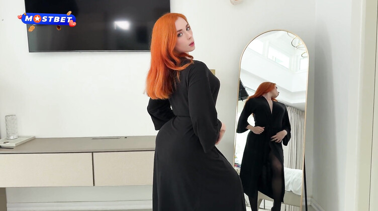 Футджоб и секс с рыжей красоткой в черных колготках