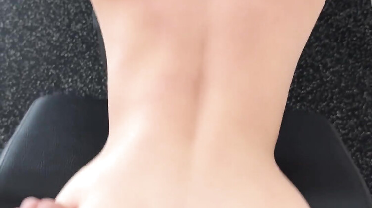 Голая спортсменка сосет и трахается на тренажерах