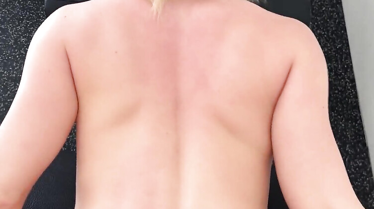 Голая спортсменка сосет и трахается на тренажерах