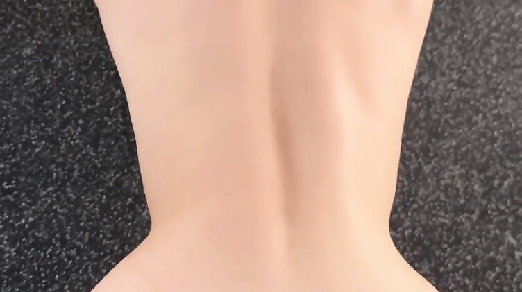 Голая спортсменка сосет и трахается на тренажерах