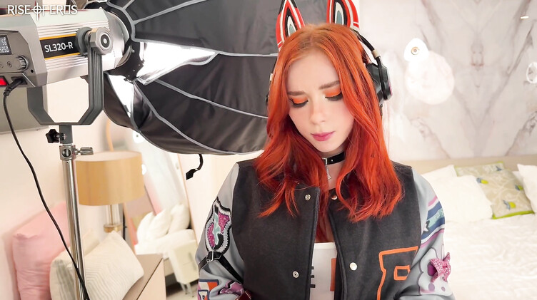 Жесткое порно: Курьер заменил порноактера и жестко отодрал рыжую Свити Фокс в наручниках