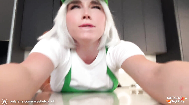 Бариста Свити Фокс трахается с клиентом по тарифу Hot Coffee