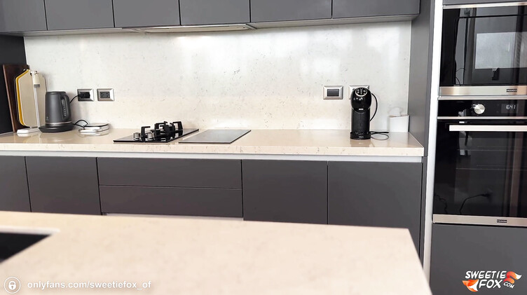 Бариста Свити Фокс трахается с клиентом по тарифу Hot Coffee