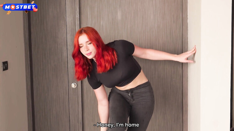 Рыжая красотка с большой жопой делает футджоб парню и трахается с ним с видом на море