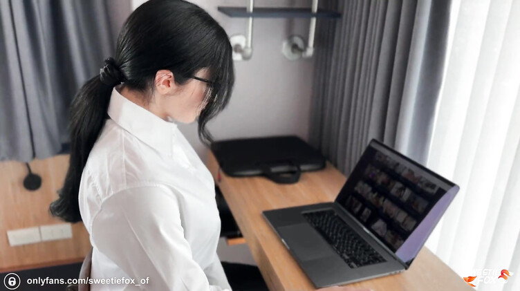 Наказывает секретаршу, пойманную на мастурбации на работе