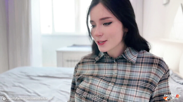 Сперма в киске: Учит младшую сестру сосать, подставив член вместо тренажера