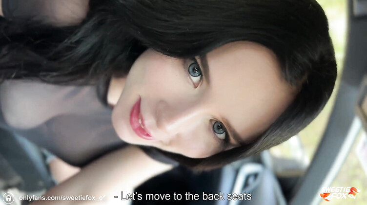 Свити Фокс в рваных джинсах сосет член в машине и получает кончу в рот