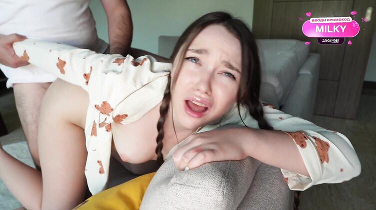 Отчим отшлепал падчерицу и грубо сношает ее в анал