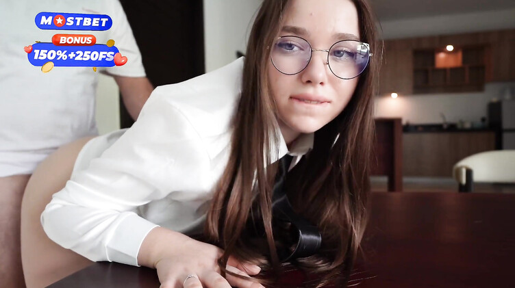 Молодая русская психолог трахается на столе с клиентом во время сеанса психотерапии