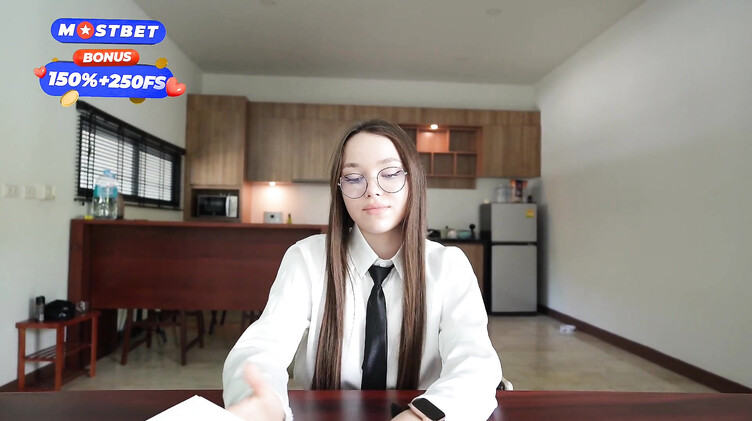 Молодая русская психолог трахается на столе с клиентом во время сеанса психотерапии