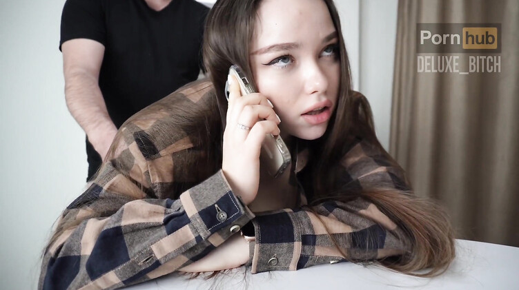 Чпокается со сводным братом, разговаривая по телефону с бойфрендом