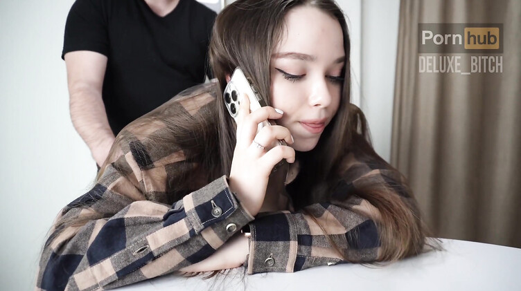 Чпокается со сводным братом, разговаривая по телефону с бойфрендом