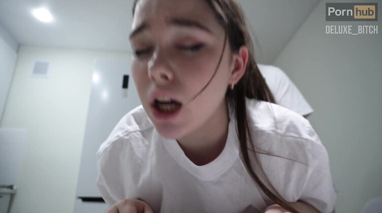 Сводный брат на завтрак накормил спермой любимую младшую сестру