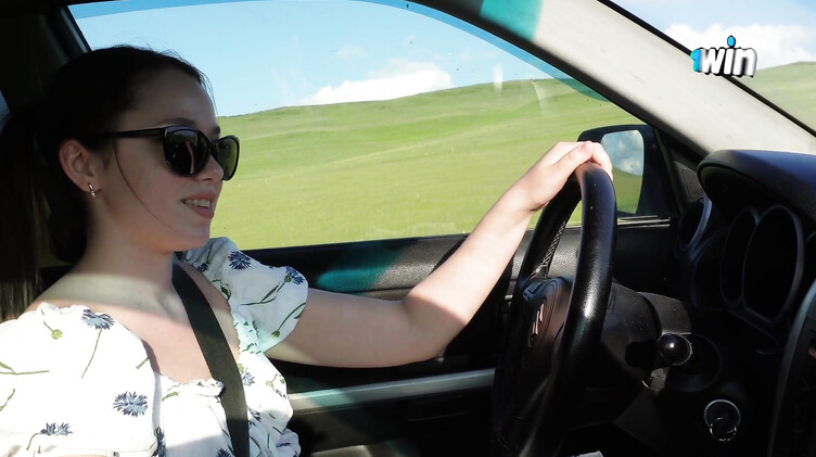 Заглохнешь - выебу! Начинающая водитель сосет хуй и трахается в машине