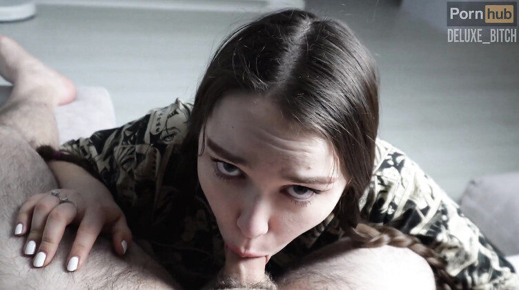 Младшая сестра по-быстрому отсасывает небольшой член брата и получает сперму в рот