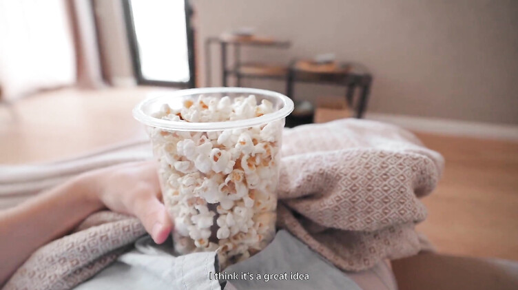 Пранк для сводной сестры: брат засунул член в попкорн и дал сестренке