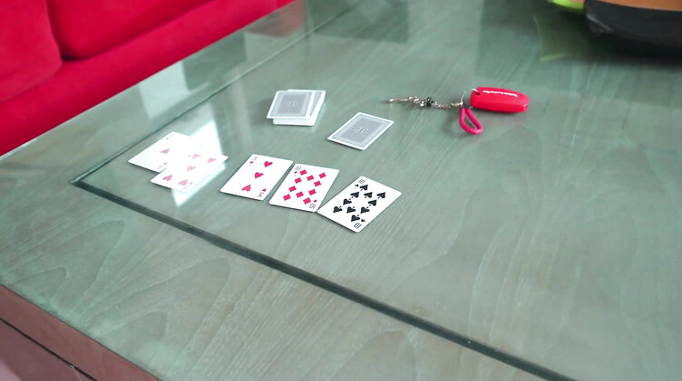 Русский муж проиграл в карты красивую жену и ждет пока ее трахнет его друг