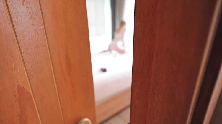 Хозяин квартиры наказал сексом студентку за съемки в пореве