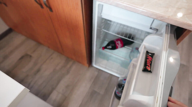 Перед зеркалом: Рыжая сводная сестра с бодуна трахается с братом на его кровати