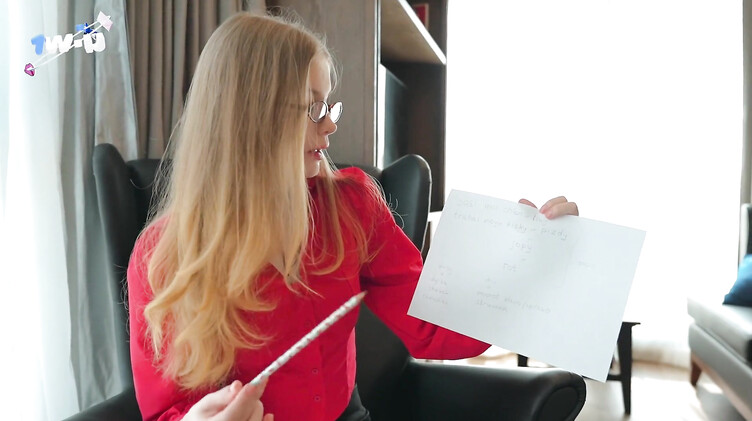 Иностранец трахает молодую училку русского языка в очках