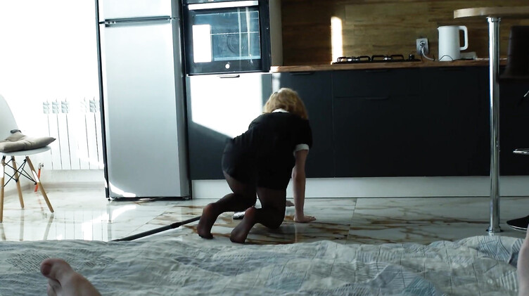 Рыжая русская служанка стонет от куни и трахается с работодателем